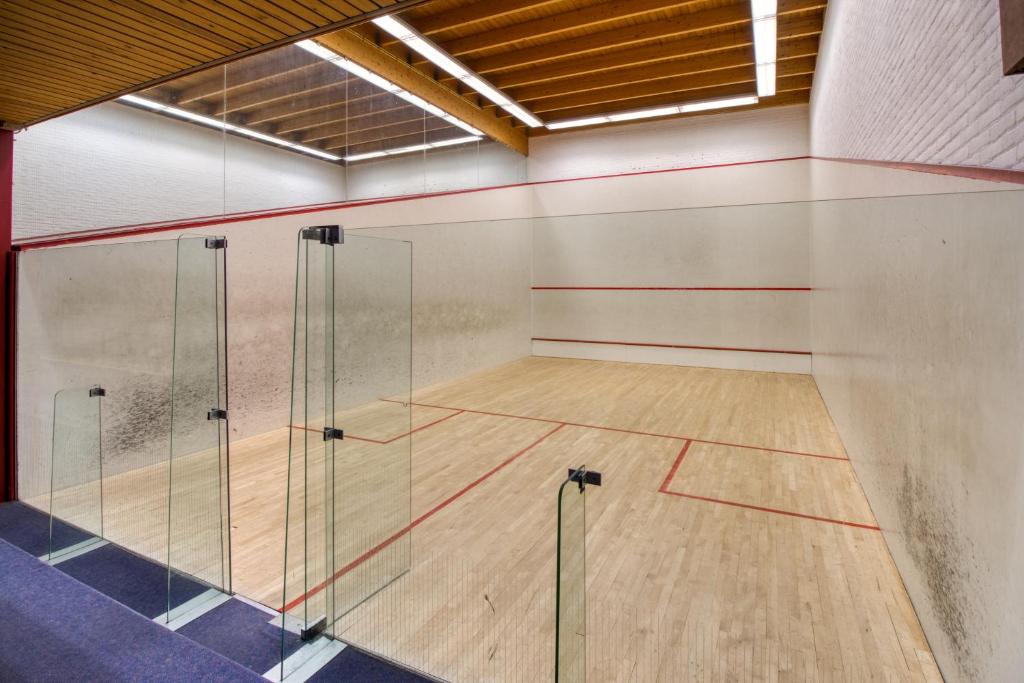 Tenis a/nebo squash v ubytování Fletcher Resort-Hotel Zutphen nebo okolí