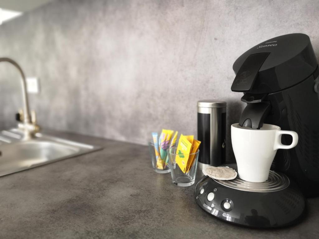 Příslušenství pro přípravu čaje a kávy v ubytování Appartement du GET