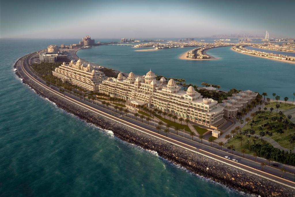 eine Luftansicht eines Resorts in der Nähe des Ozeans in der Unterkunft Raffles The Palm in Dubai