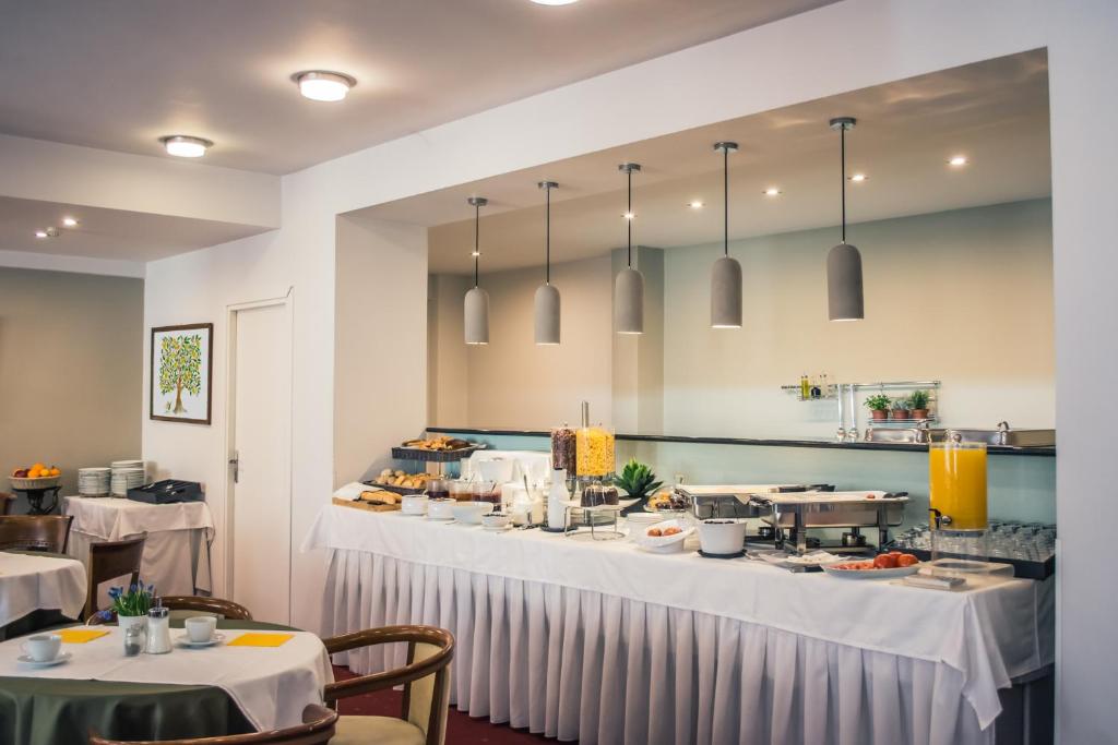 Kuchyň nebo kuchyňský kout v ubytování Athens Odeon Hotel