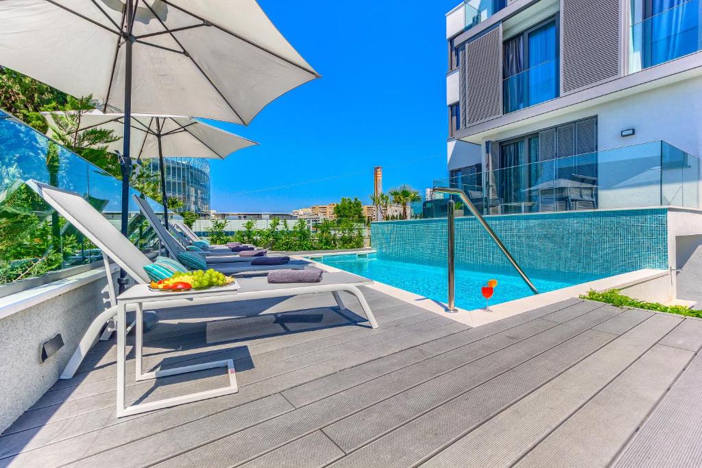 Bel Residence内部或周边的泳池