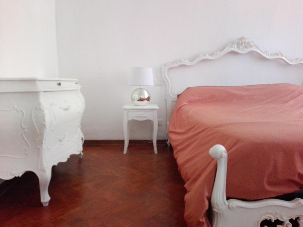 - une chambre avec un lit blanc et une table blanche dans l'établissement Casa Martini, à Venise