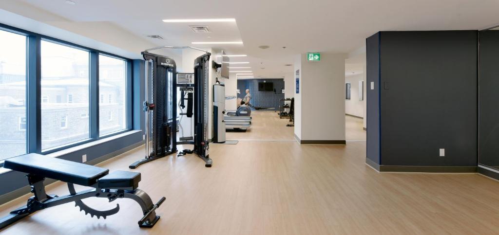 オタワにあるDoubleTree by Hilton Ottawa Downtownのトレッドミル付きのジムがある病院室