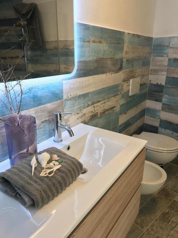A bathroom at Villa nel villaggio Costa Caddu San Teodoro