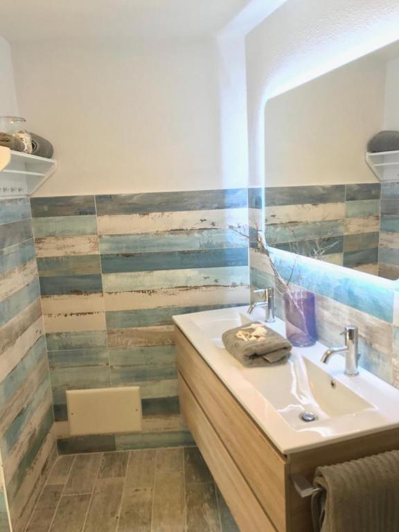 A bathroom at Villa nel villaggio Costa Caddu San Teodoro