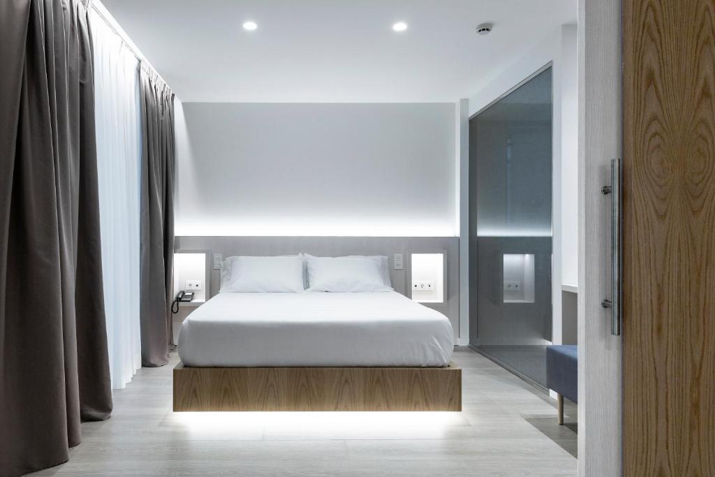 A bed or beds in a room at Hotel Indalo Park