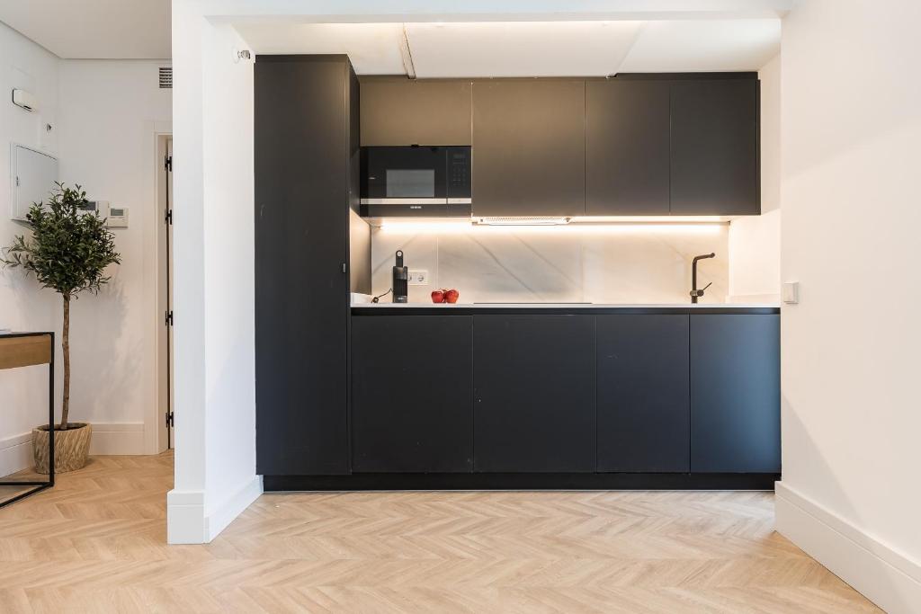 Kuchyň nebo kuchyňský kout v ubytování Feelathome Waldorf Suites Apartments