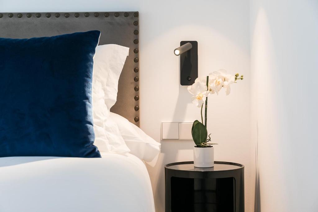 Postel nebo postele na pokoji v ubytování Feelathome Waldorf Suites Apartments