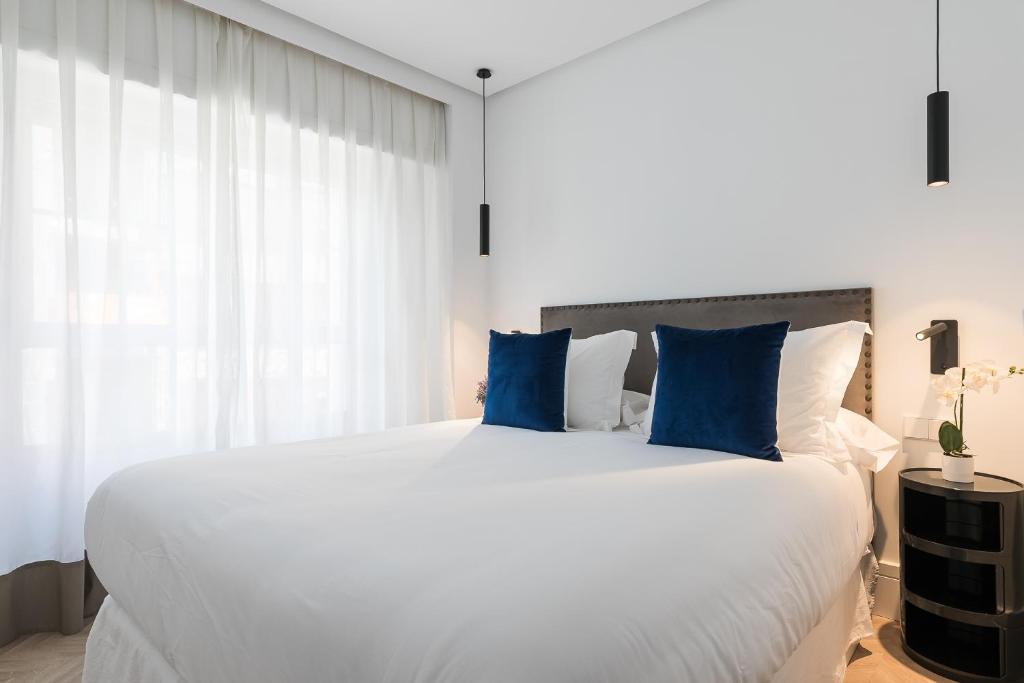 Postel nebo postele na pokoji v ubytování Feelathome Waldorf Suites Apartments