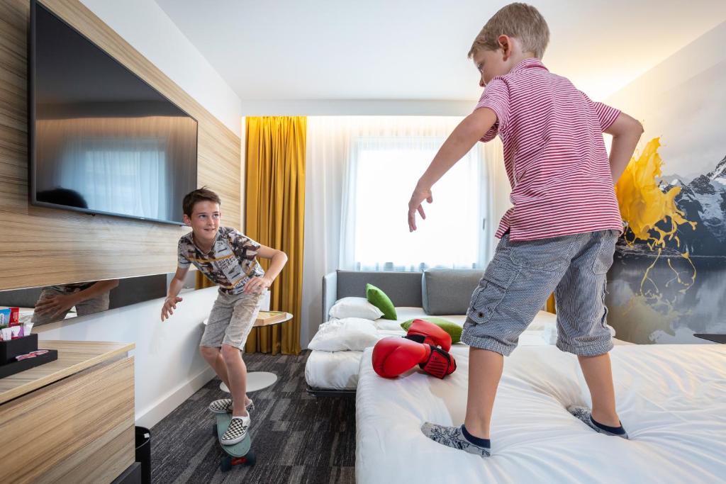 TV a/nebo společenská místnost v ubytování Novotel Annecy Centre