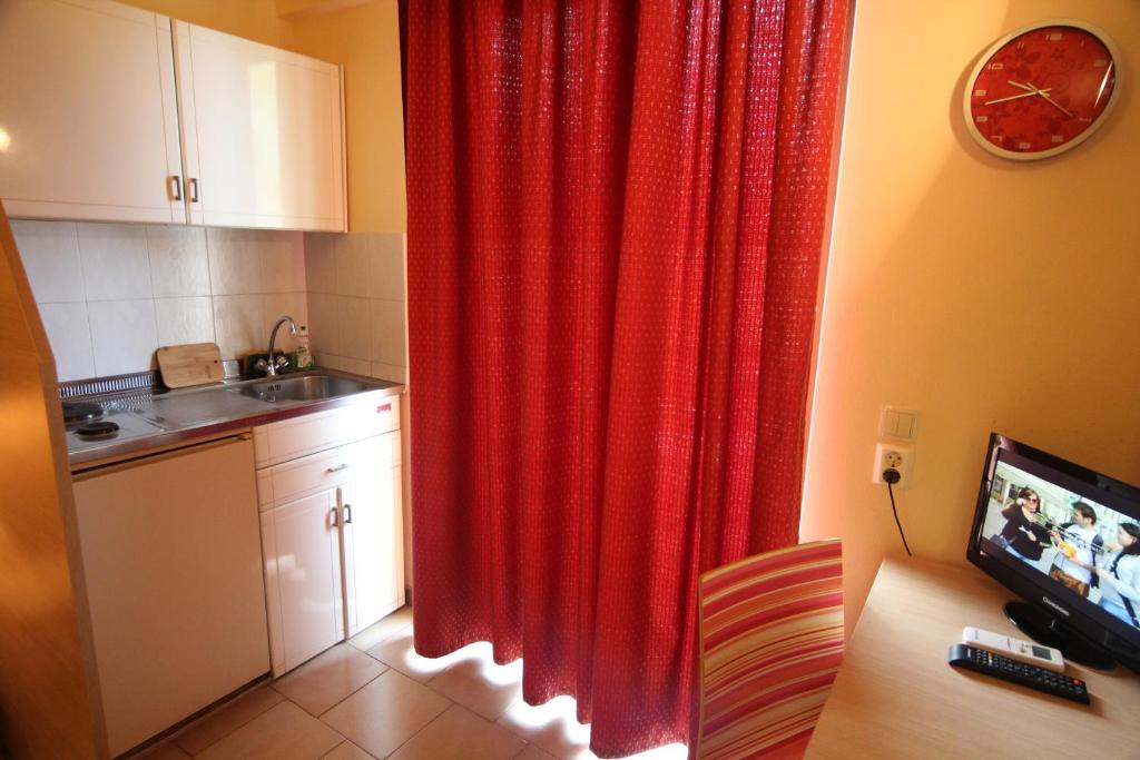 Philoxenia Hotel & Studios - 6