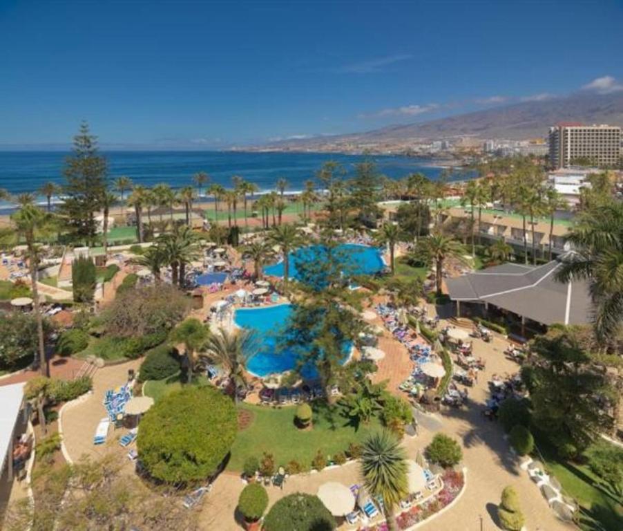 een luchtzicht op een resort met een zwembad bij H10 Las Palmeras in Playa de las Americas