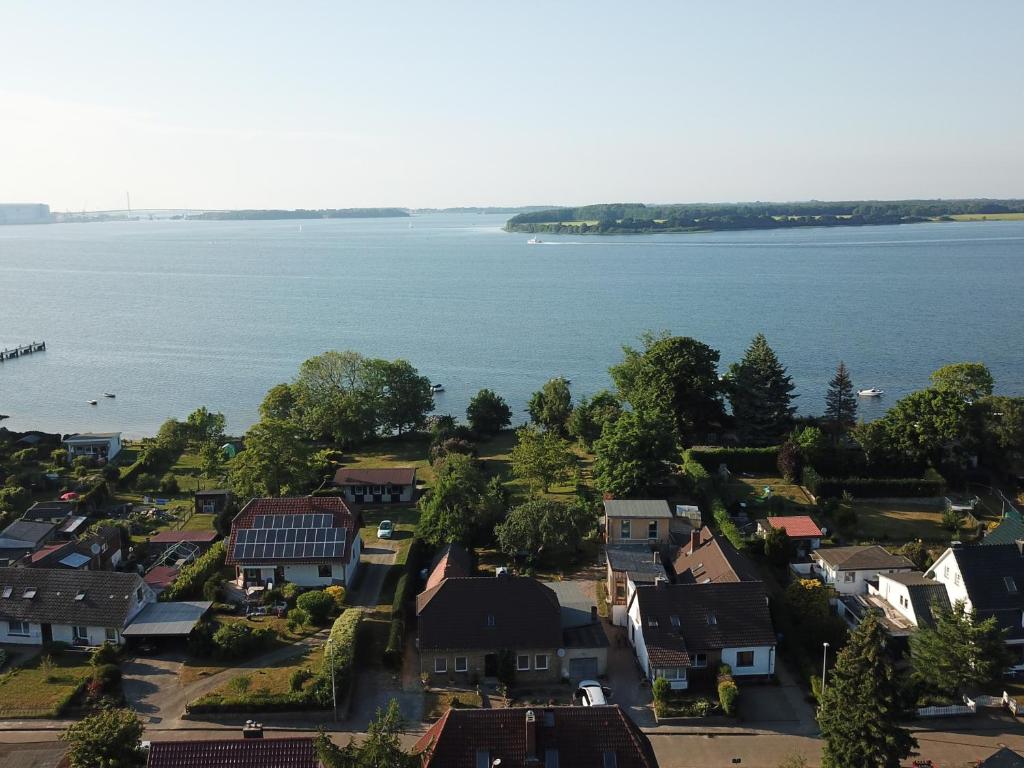 una vista aérea de una ciudad junto al agua en Apartments Sonne am Sund en Stralsund