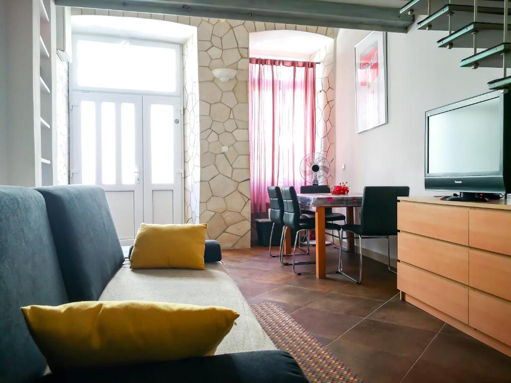 Televízia a/alebo spoločenská miestnosť v ubytovaní Munroe Apartment