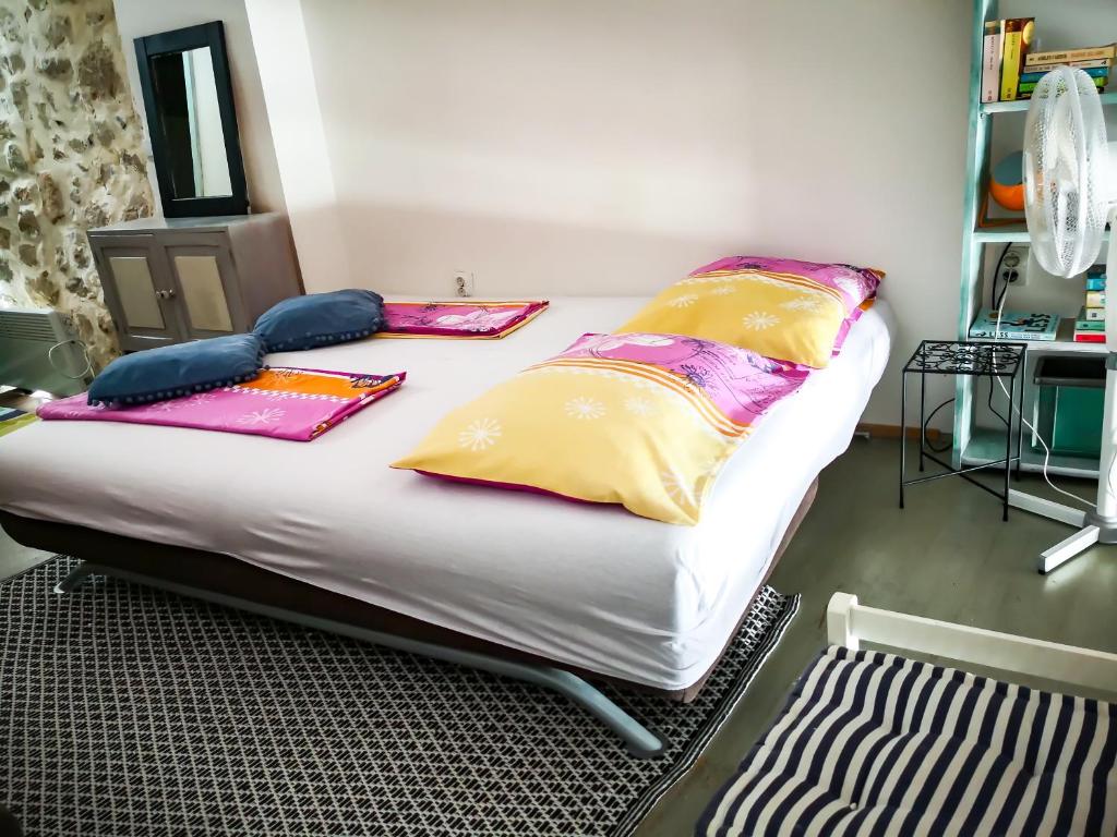 Posteľ alebo postele v izbe v ubytovaní Munroe Apartment