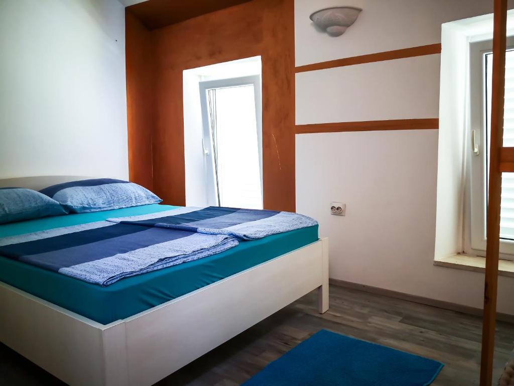 Posteľ alebo postele v izbe v ubytovaní Munroe Apartment
