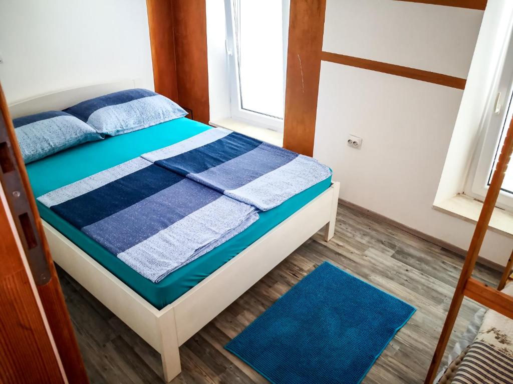 Posteľ alebo postele v izbe v ubytovaní Munroe Apartment