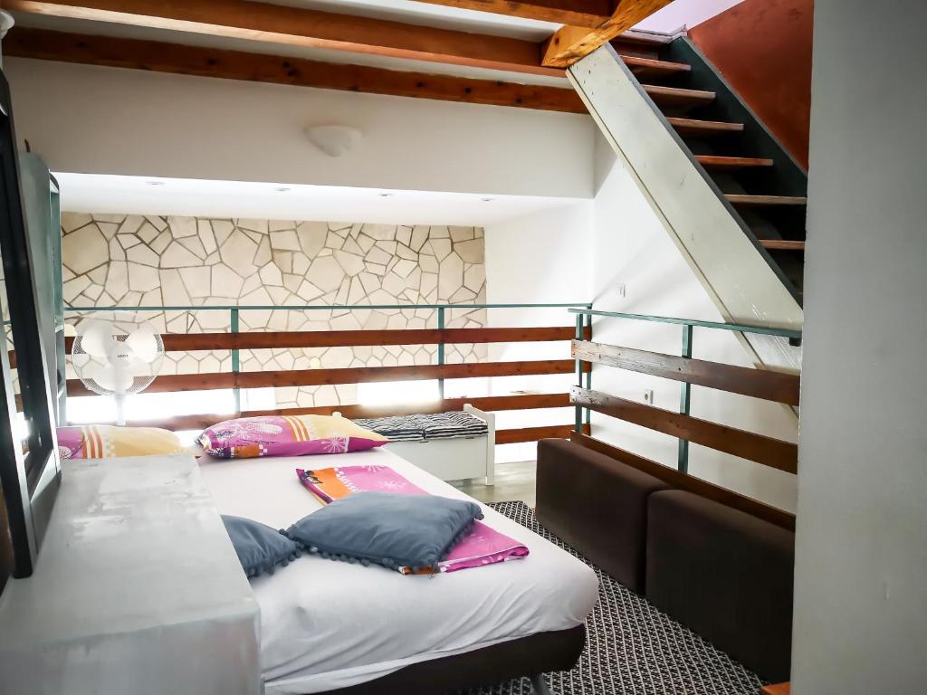 Posteľ alebo postele v izbe v ubytovaní Munroe Apartment