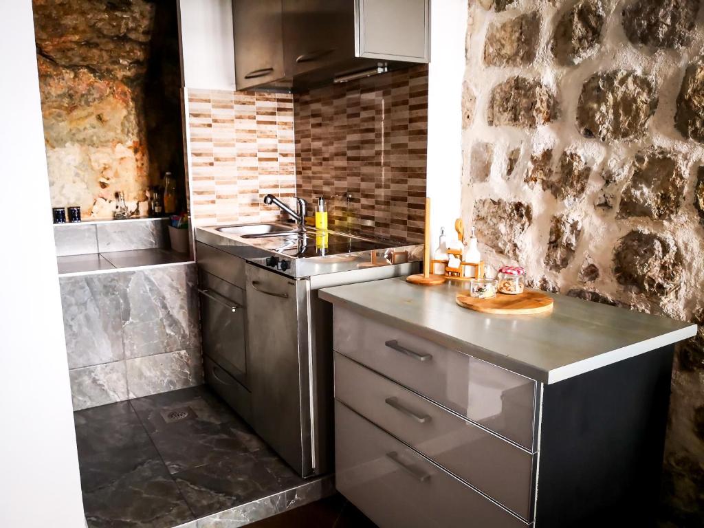Kuchyňa alebo kuchynka v ubytovaní Munroe Apartment