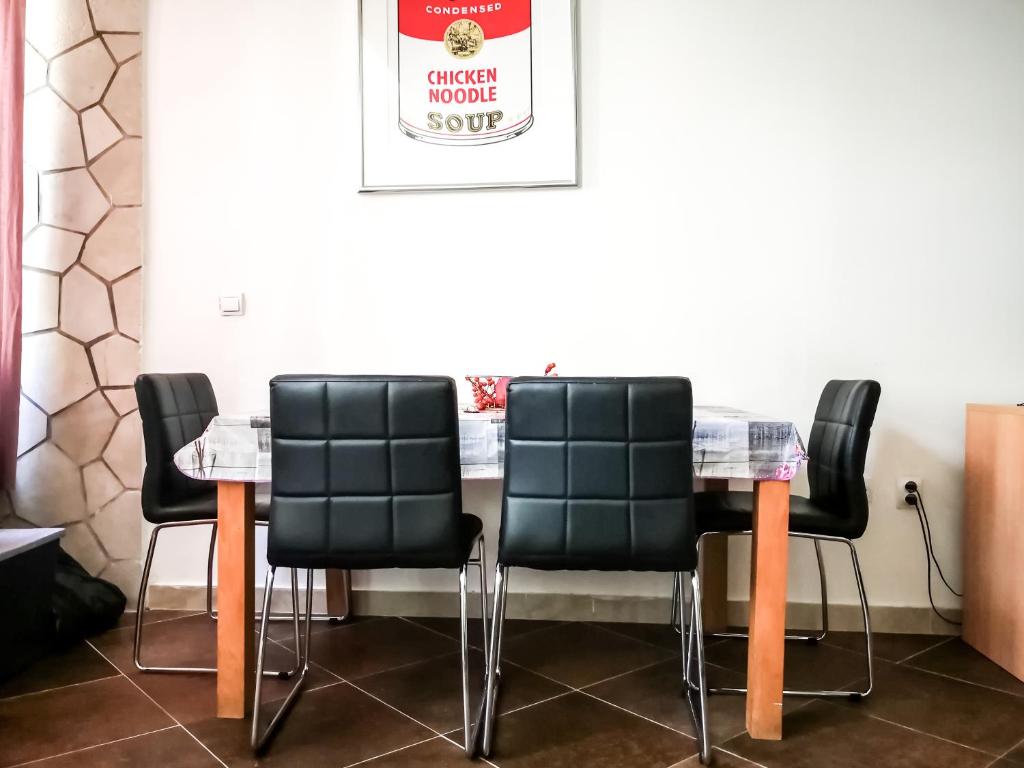 Posedenie v ubytovaní Munroe Apartment
