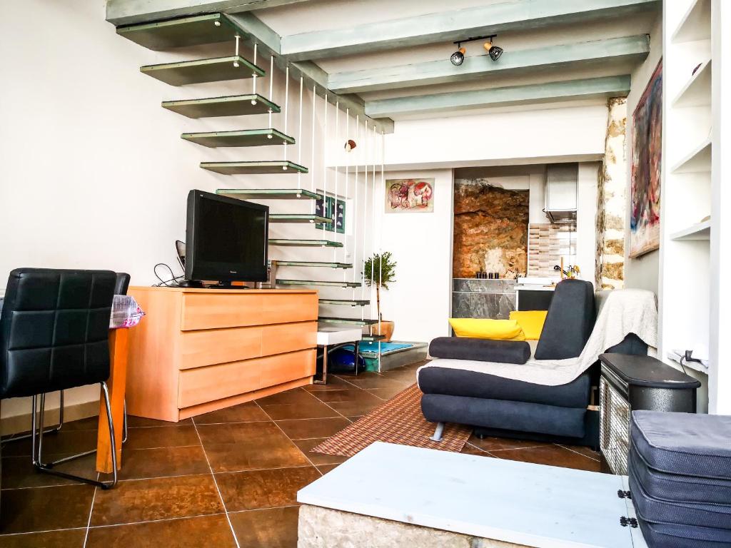 sala de estar con escalera y TV en Munroe Apartment, en Dubrovnik