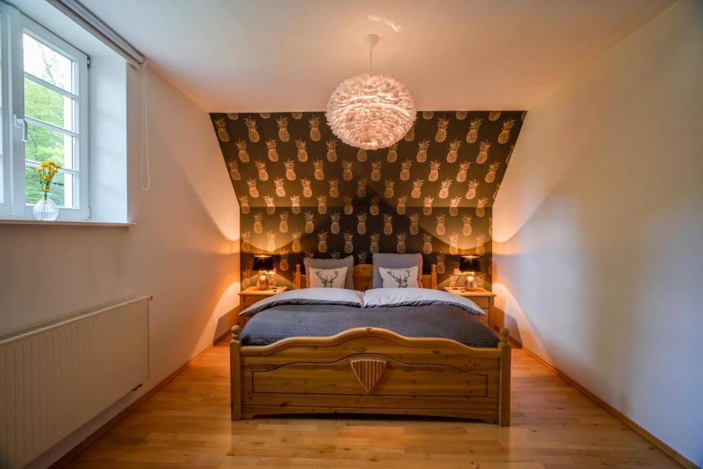Un dormitorio con una cama y una lámpara de araña. en Ferienwohnung Loft, en Schmallenberg