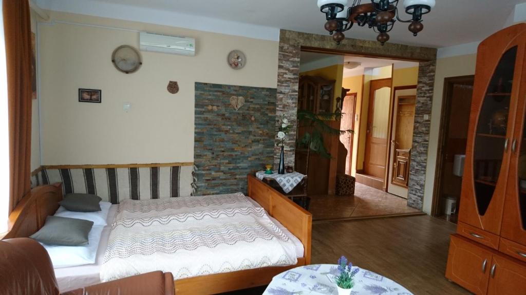 Łóżko lub łóżka w pokoju w obiekcie Rita Apartman
