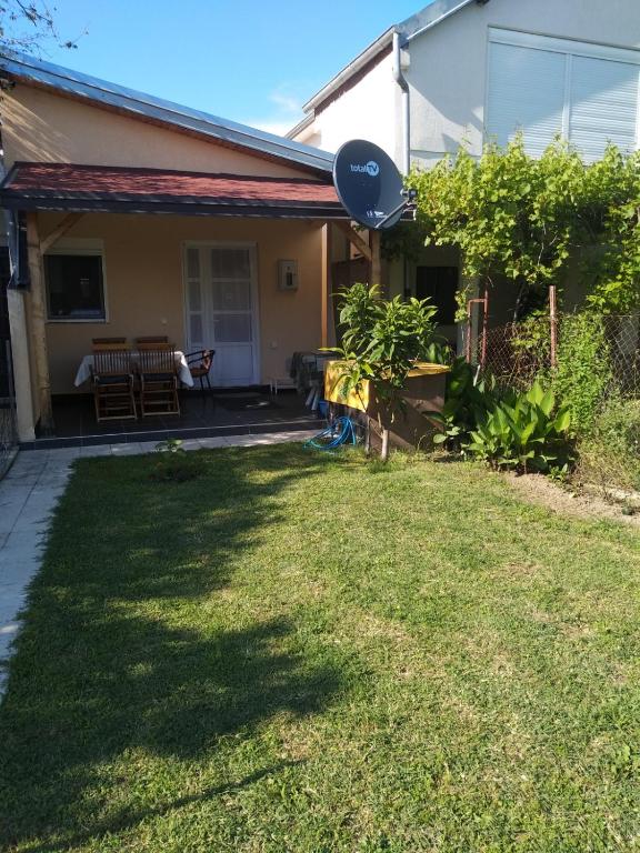 a house with a yard with a yard at Bungalo Đeković in Ulcinj