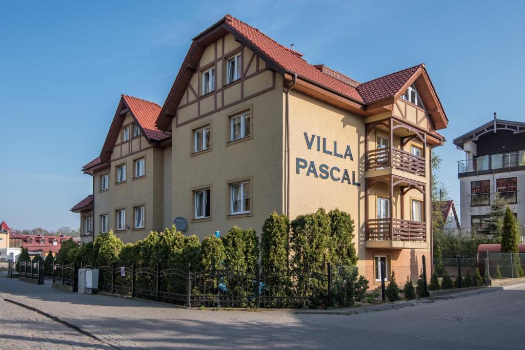 un edificio con un cartel que lee Villa Paschal en Villa Pascal, en Gdansk
