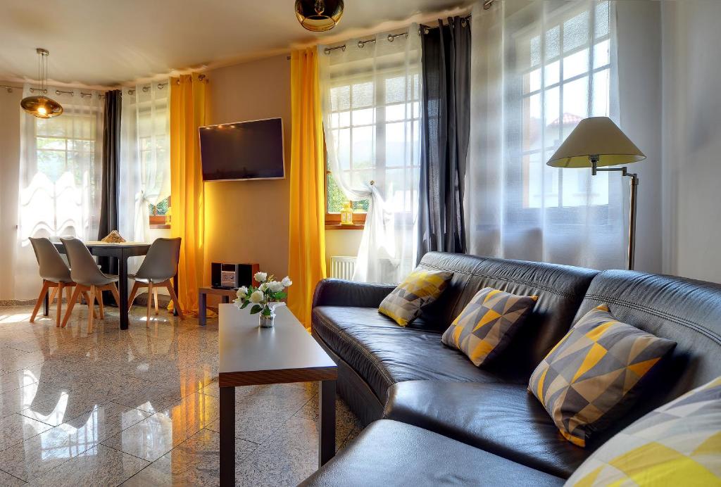 TV a/nebo společenská místnost v ubytování Apartamenty Sun & Ski Willa Nadrzeczna 2B centrum