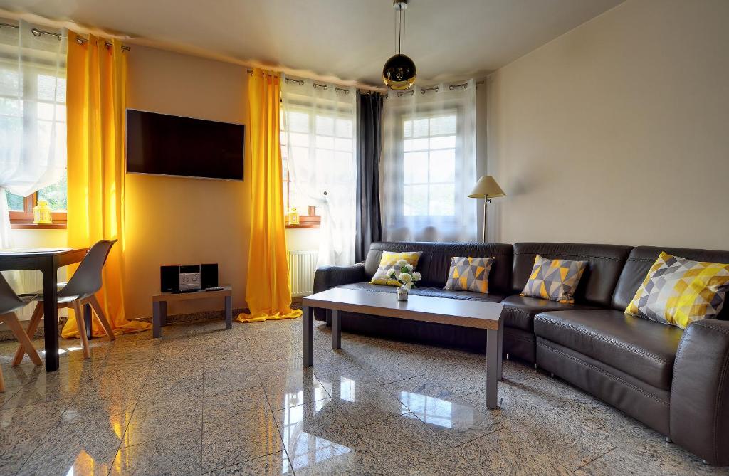 TV a/nebo společenská místnost v ubytování Apartamenty Sun & Ski Willa Nadrzeczna 2B centrum