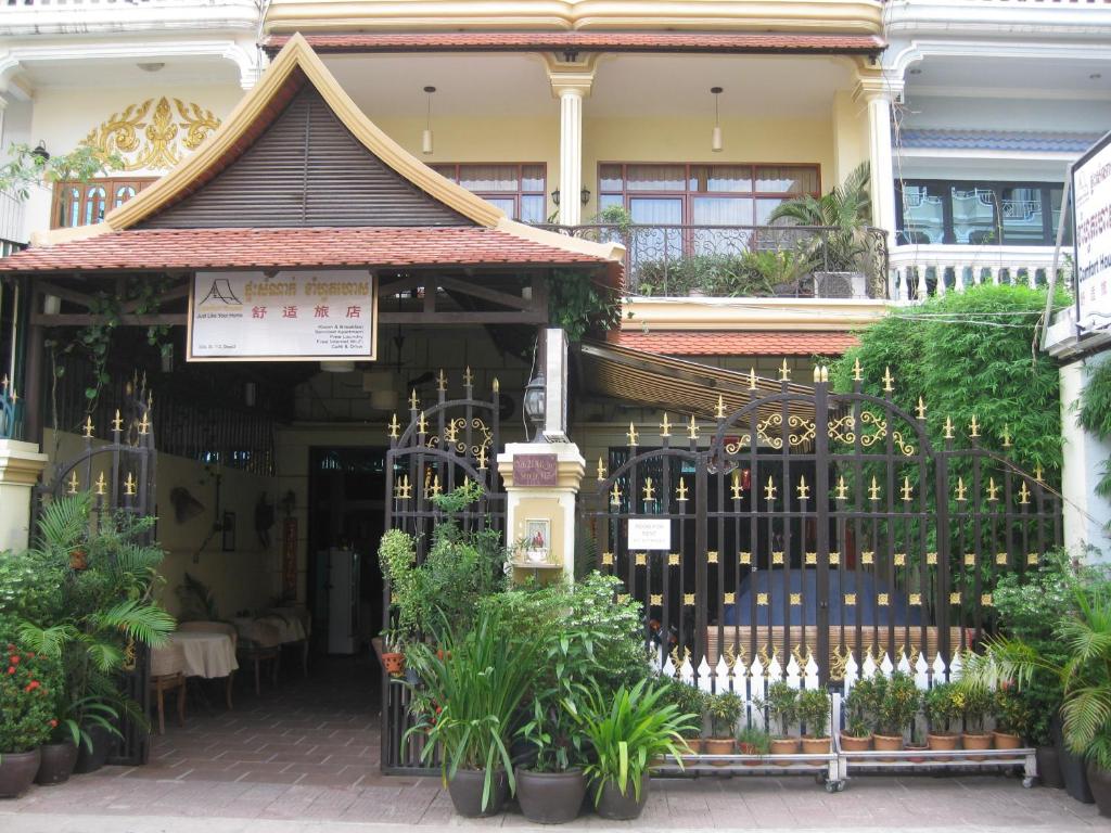 un edificio con una puerta y plantas delante de ella en Comfort House en Phnom Penh