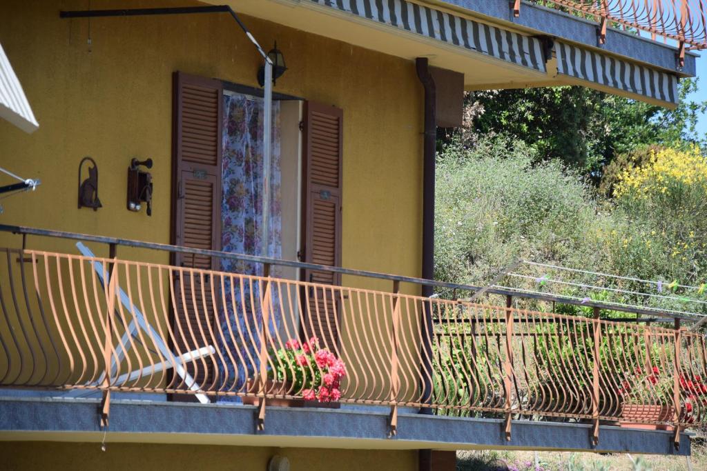 un balcone di una casa con fiori di Tra gli ulivi da Giacinta a Varazze