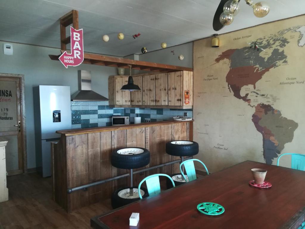 un restaurant avec une table et une carte sur le mur dans l'établissement L'effet Rêve, à Saint-Cyr-sur-Mer