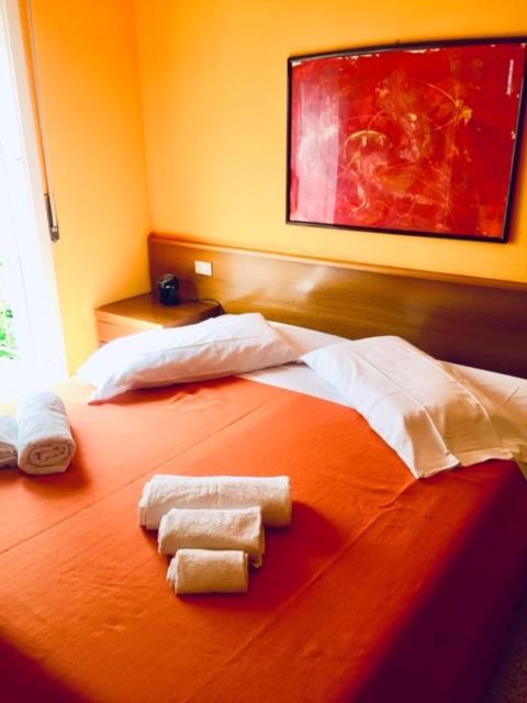 a hotel room with two towels on a bed at Hotel La Favorita in Peschiera del Garda