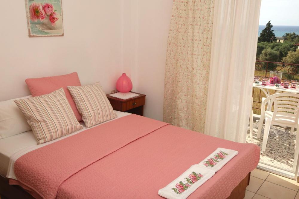 Postel nebo postele na pokoji v ubytování Kastoria Hotel Apartments