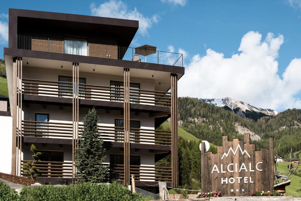 Nespecifikovaný výhled na hory nebo výhled na hory při pohledu z hotelu