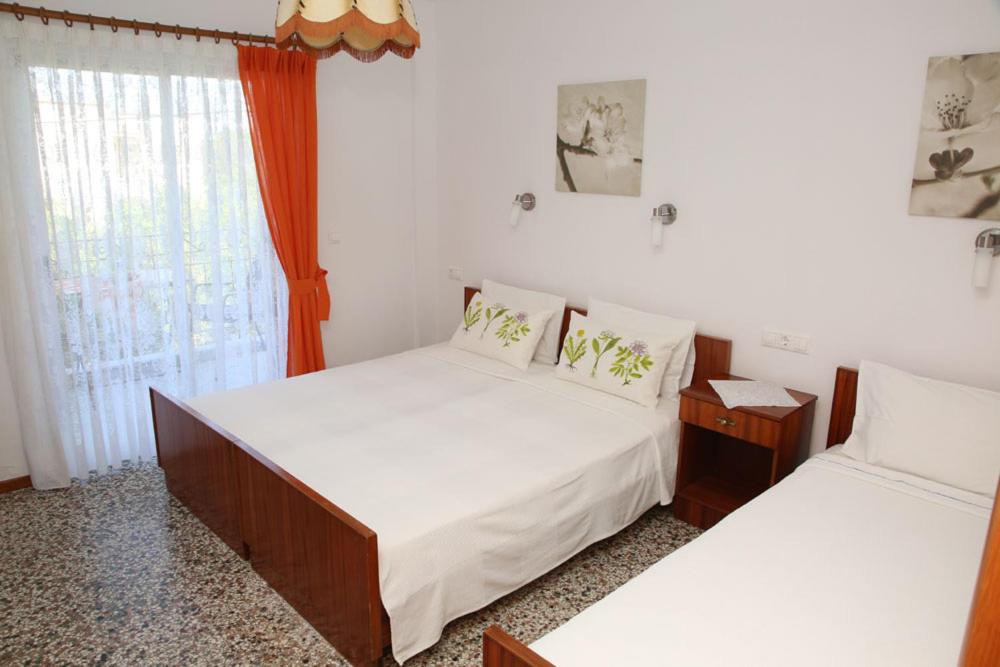 Postel nebo postele na pokoji v ubytování Kastoria Hotel Apartments