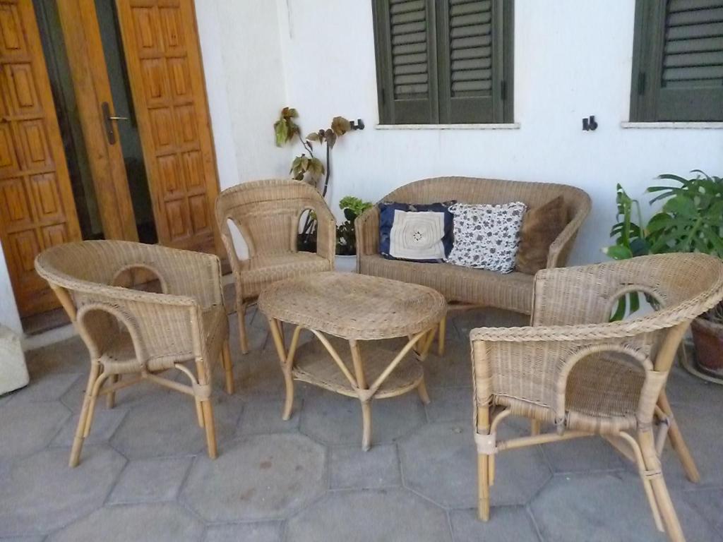 アンドラーノにあるLa Zavirnaの籐の椅子、ソファ、テーブル