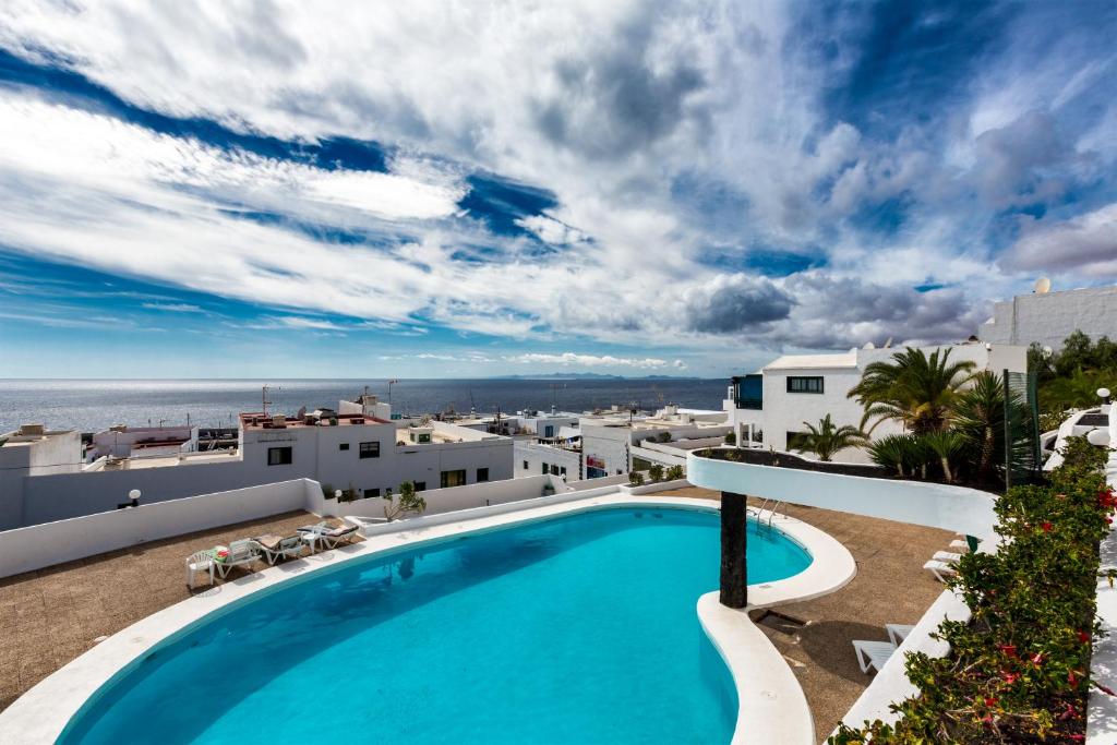 vista para uma piscina no telhado de um edifício em Gin Gin Vivienda Vacacional em Puerto del Carmen