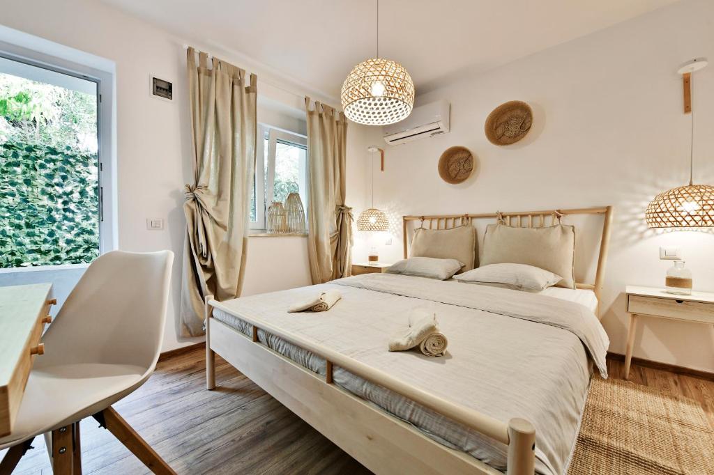 sypialnia z dużym łóżkiem, stołem i krzesłami w obiekcie PIKARIN ROOMS w mieście Vrsar