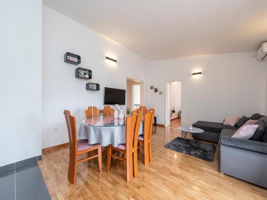 TV a/nebo společenská místnost v ubytování Apartments Dalmatia
