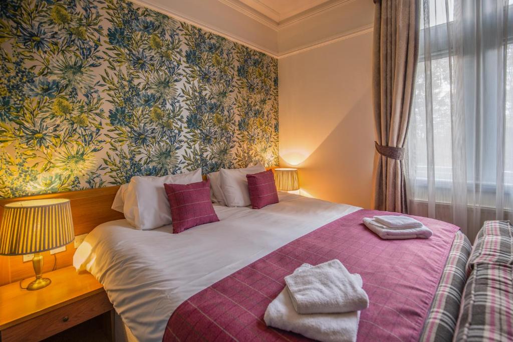Woodthorpe Hotel房間的床
