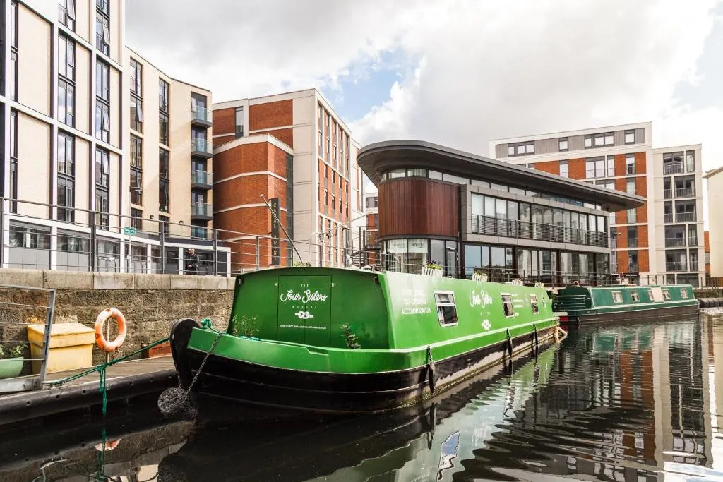 The Four Sisters Boatel - Houseboat, Edinburgh, United Kingdom