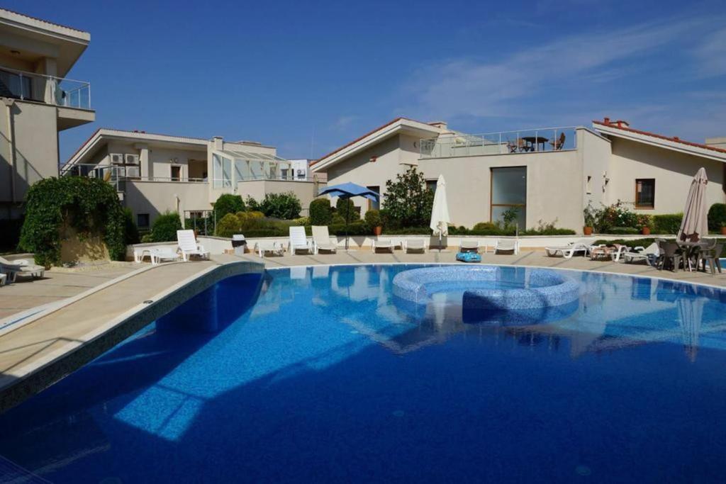 uma grande piscina azul em frente a uma casa em Exclusive Big Villa em Byala