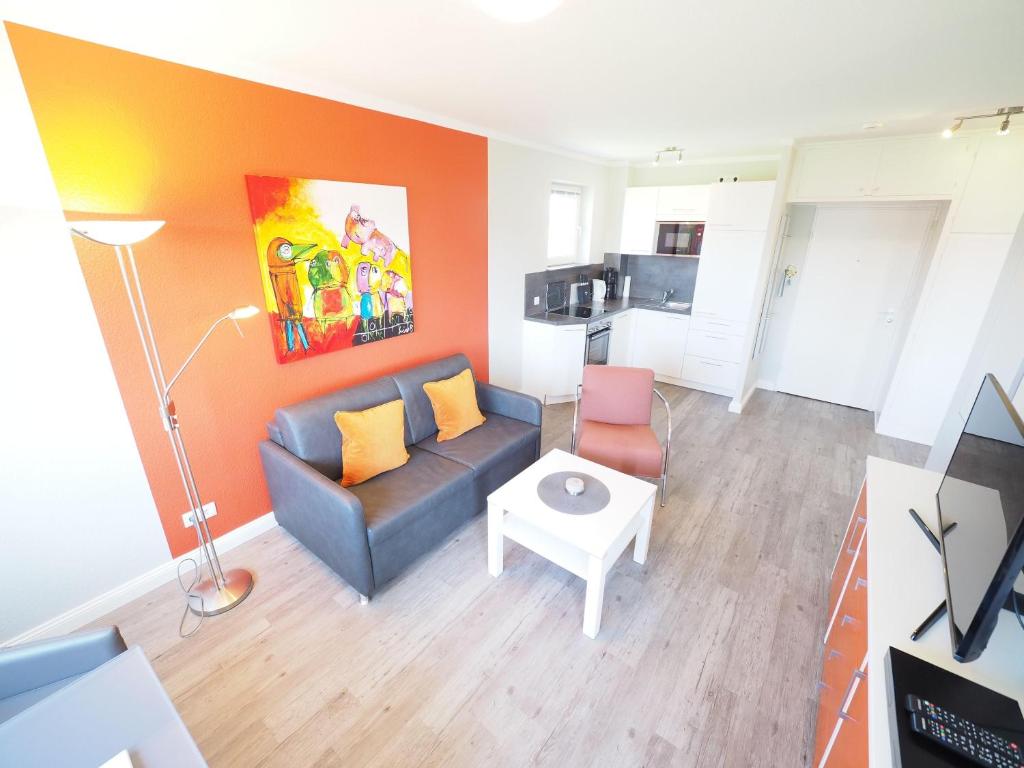 ein Wohnzimmer mit einem Sofa und einem Tisch in der Unterkunft Appartement 206 in Westerland