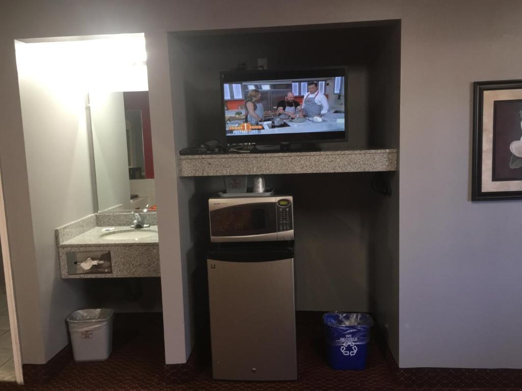 Kuchyň nebo kuchyňský kout v ubytování Haven Inn & Suites