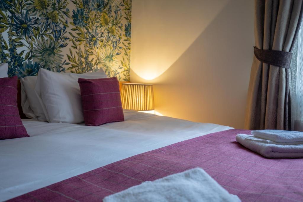 Woodthorpe Hotel房間的床