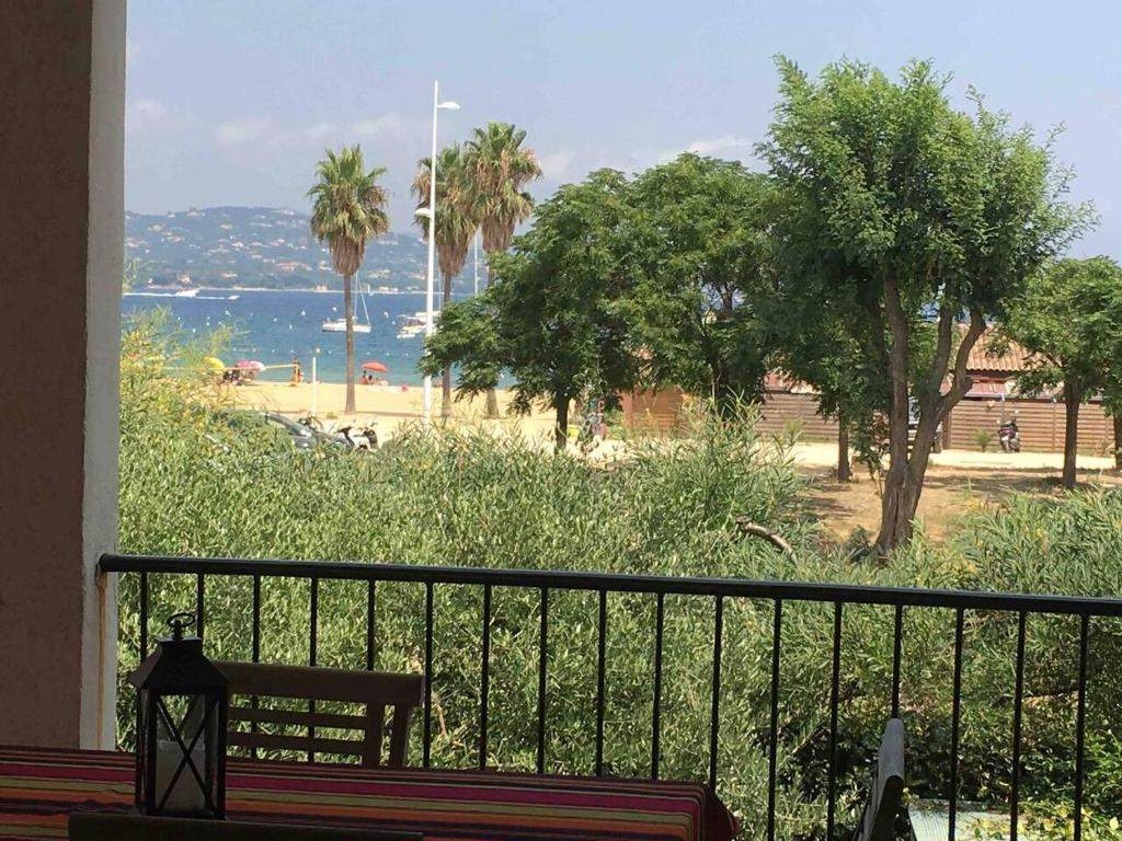 a balcony with a bench and a view of the ocean at Appartement 4 personnes, vue mer exceptionnelle sur le golf de St Tropez in Saint-Tropez