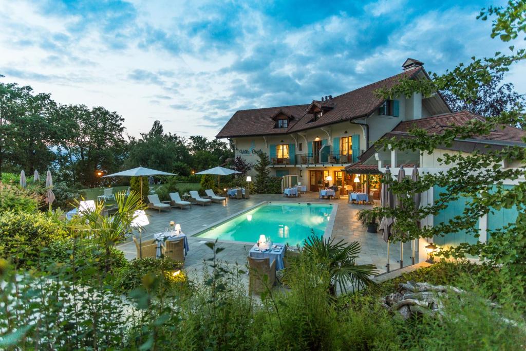 una imagen de una casa con piscina en Villa Cécile, en Yvoire